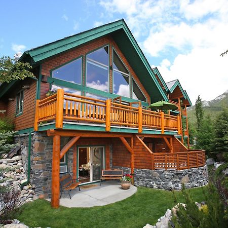 A Bear And Bison Country Inn Канмор Екстериор снимка