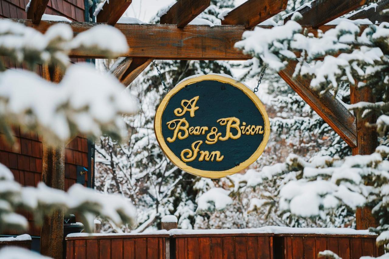 A Bear And Bison Country Inn Канмор Екстериор снимка