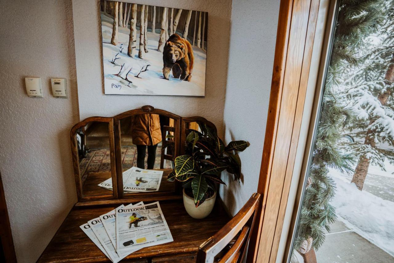 A Bear And Bison Country Inn Канмор Екстериор снимка