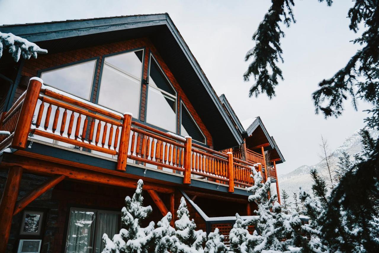 A Bear And Bison Country Inn Канмор Екстериор снимка