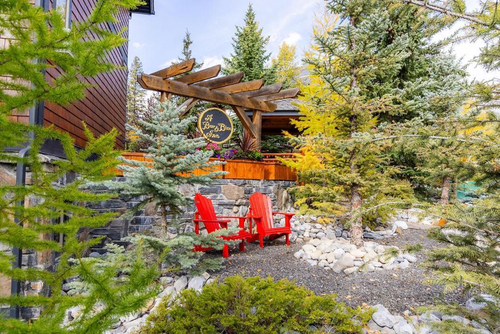 A Bear And Bison Country Inn Канмор Екстериор снимка