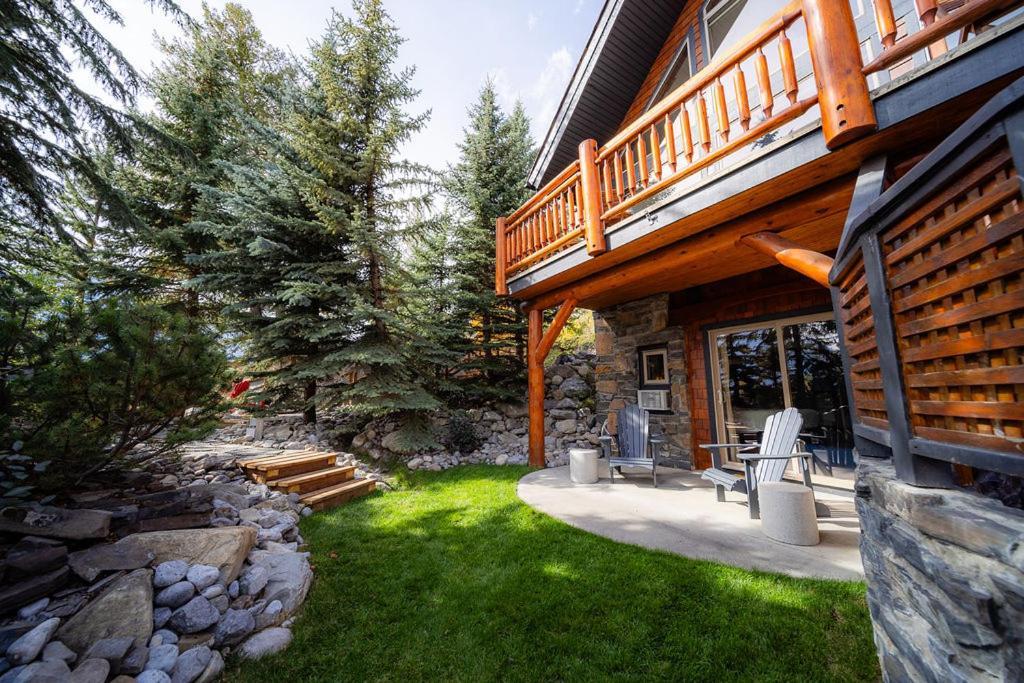 A Bear And Bison Country Inn Канмор Екстериор снимка