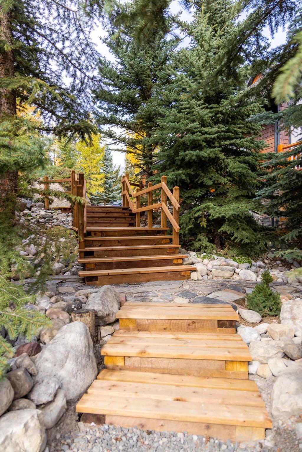 A Bear And Bison Country Inn Канмор Екстериор снимка