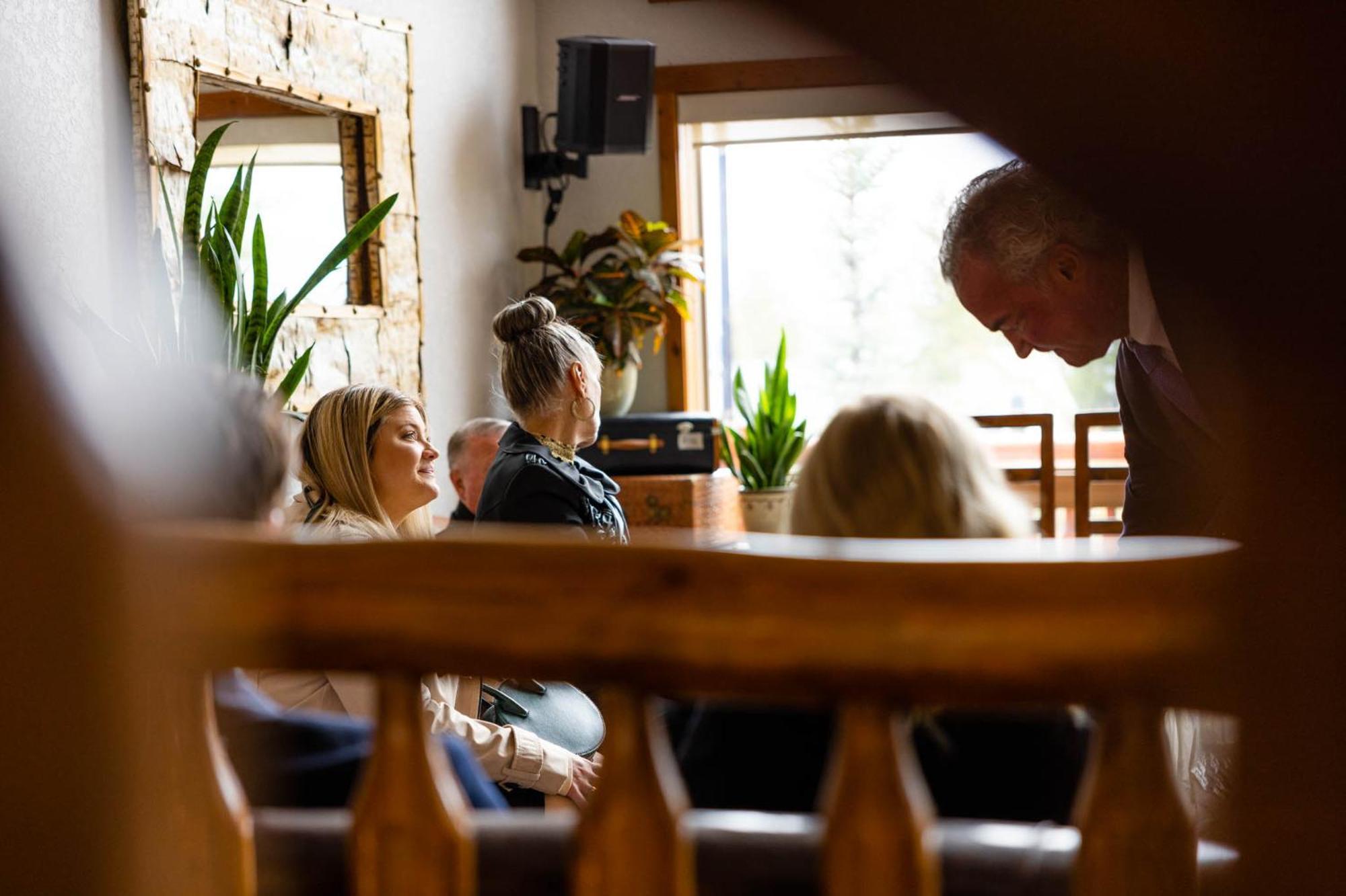 A Bear And Bison Country Inn Канмор Екстериор снимка