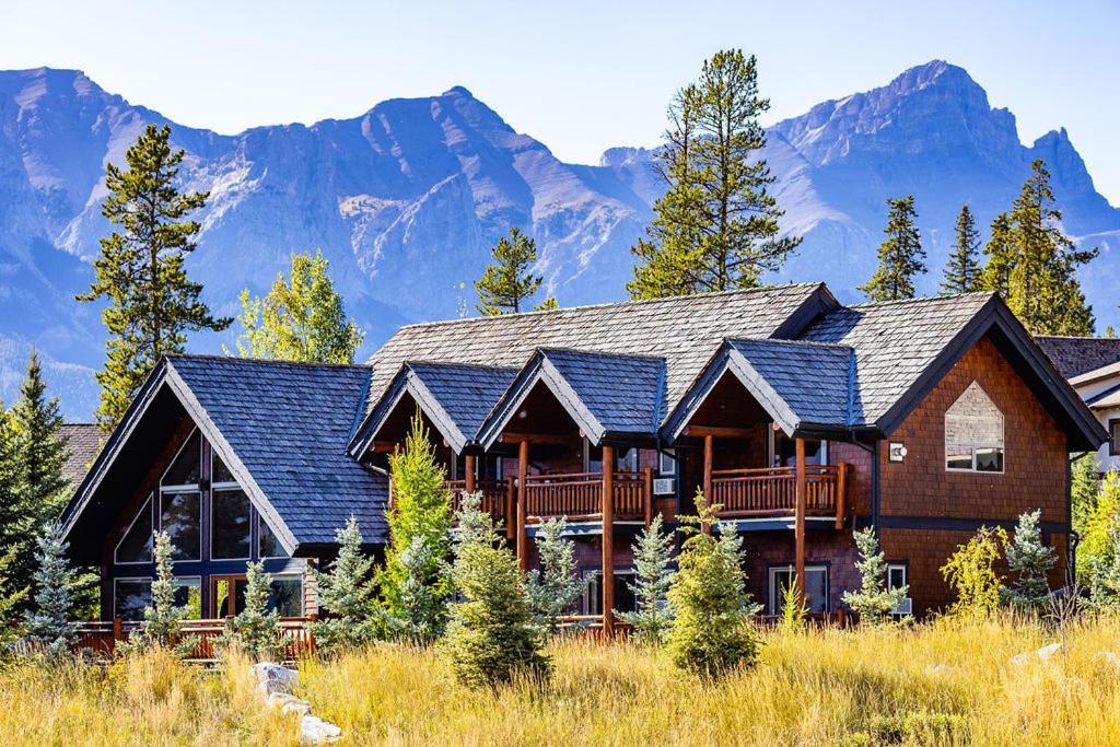A Bear And Bison Country Inn Канмор Екстериор снимка