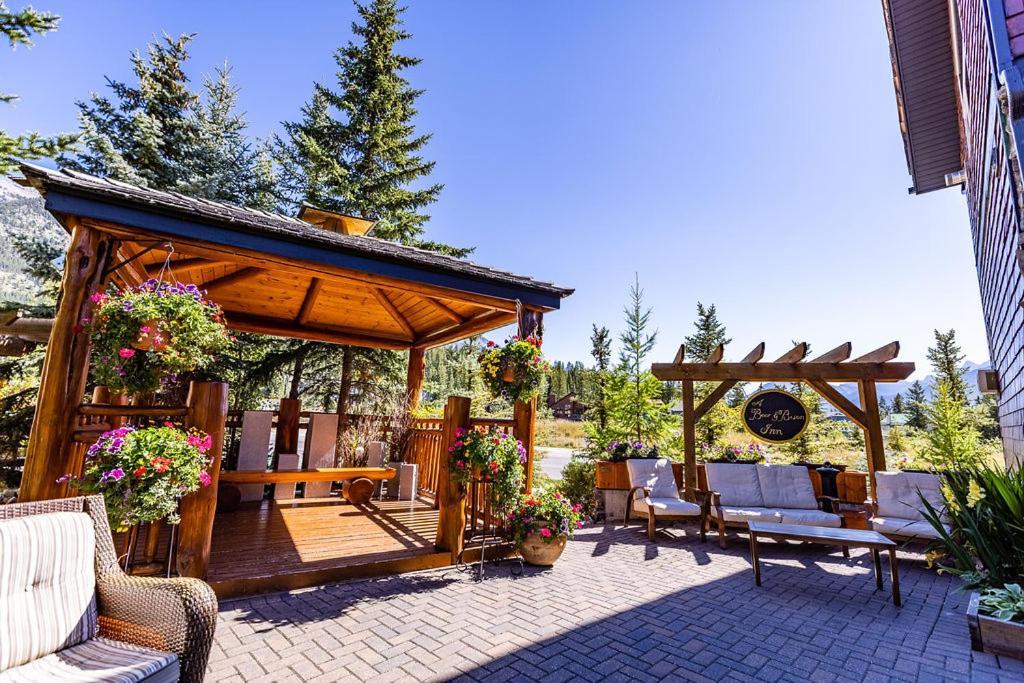 A Bear And Bison Country Inn Канмор Екстериор снимка