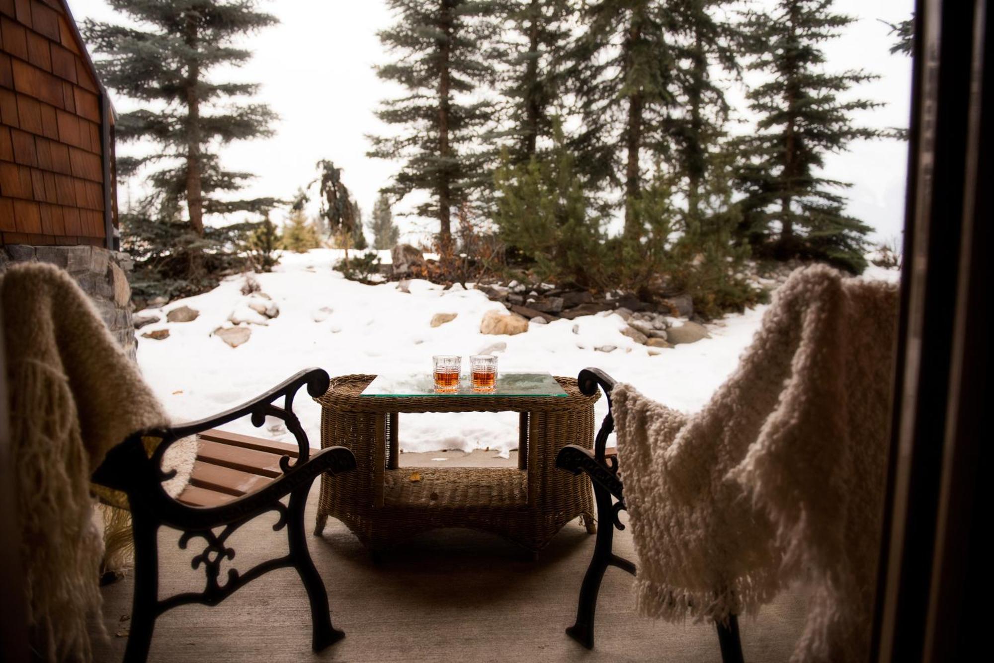 A Bear And Bison Country Inn Канмор Екстериор снимка