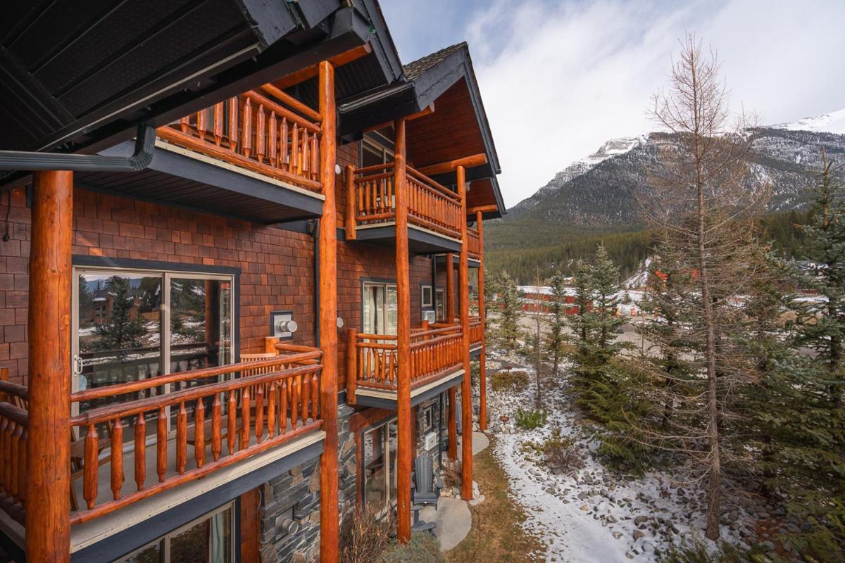 A Bear And Bison Country Inn Канмор Екстериор снимка