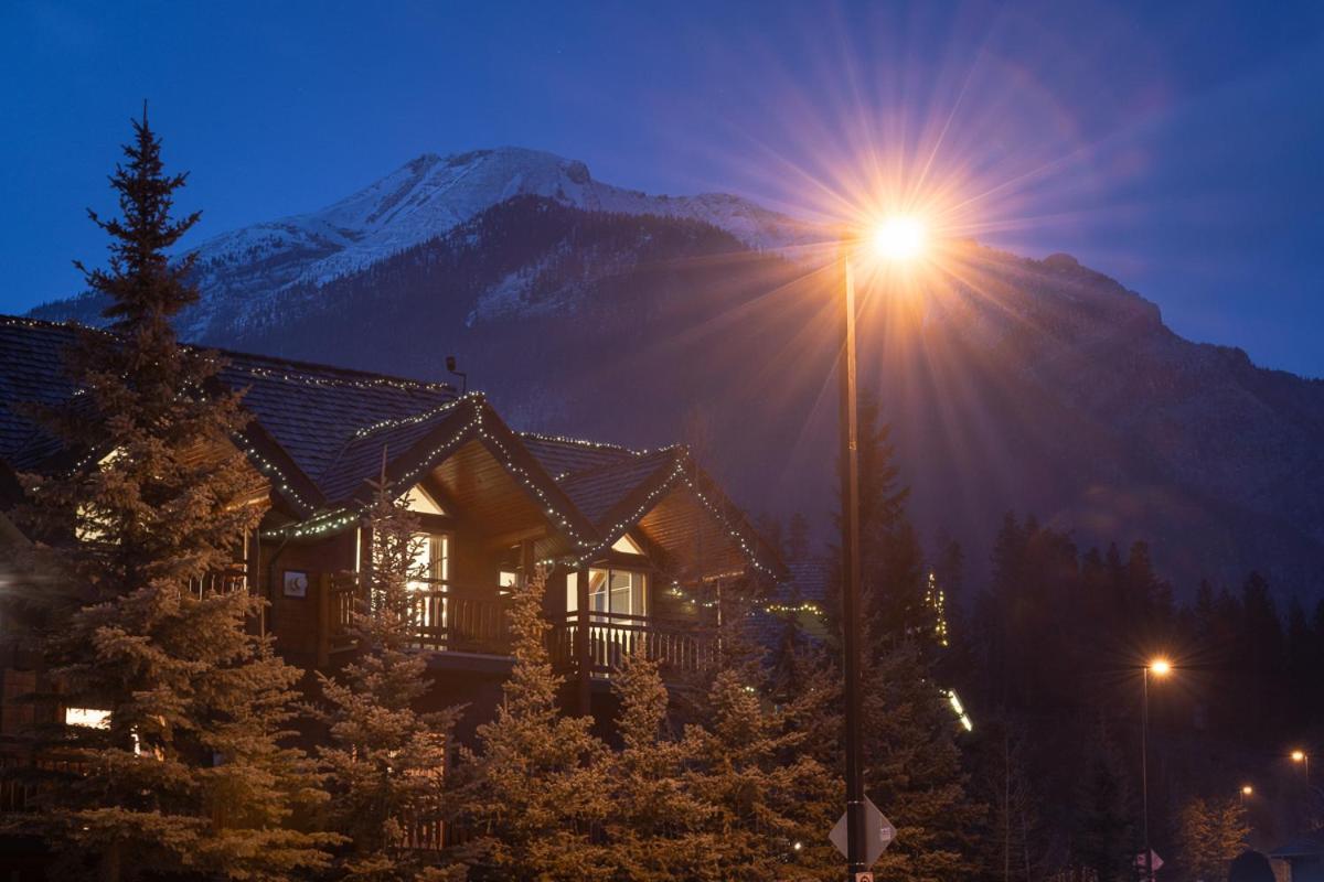 A Bear And Bison Country Inn Канмор Екстериор снимка