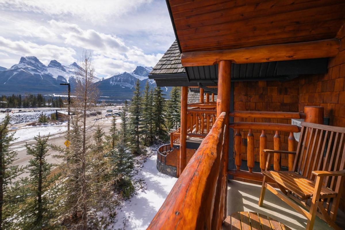A Bear And Bison Country Inn Канмор Екстериор снимка