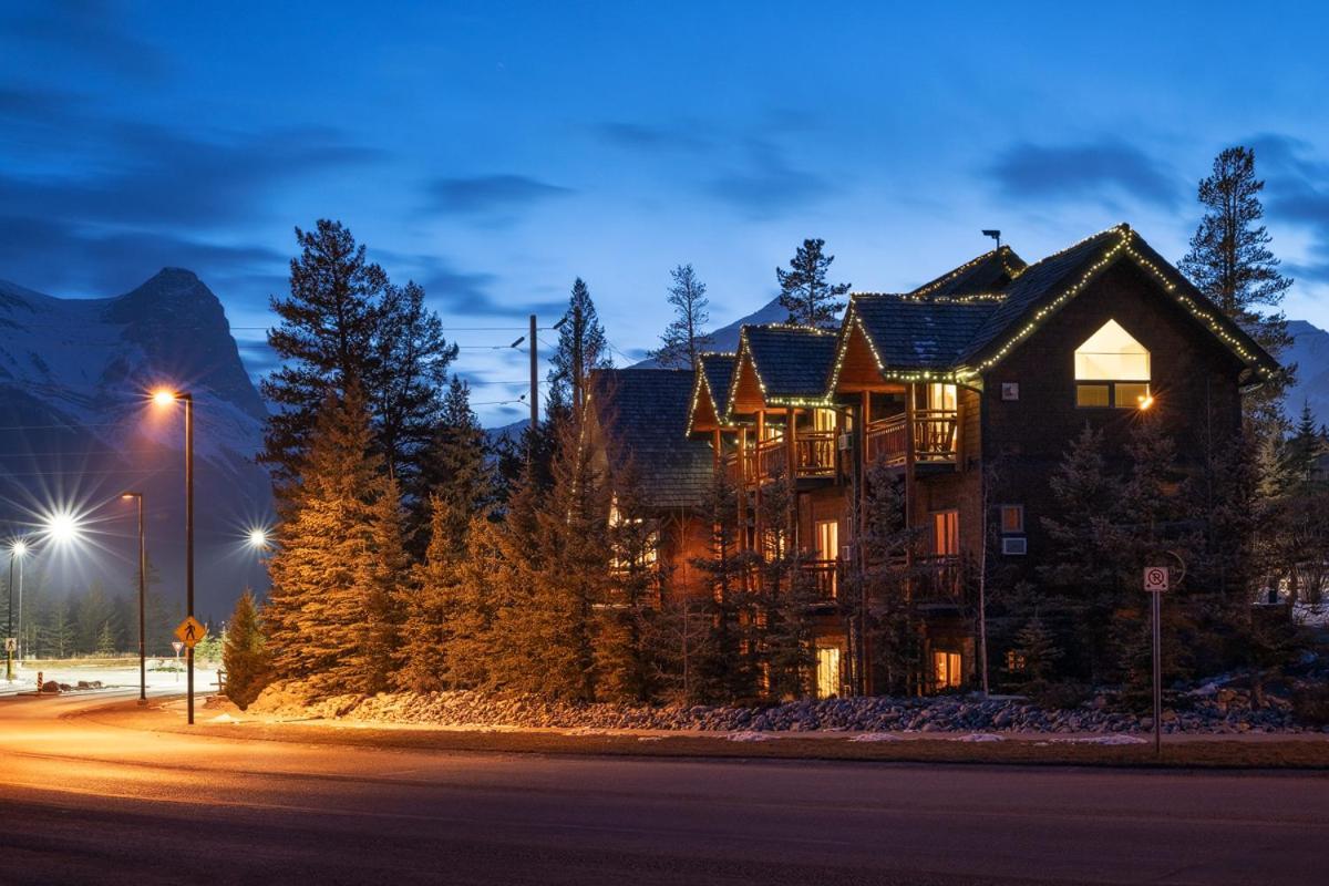 A Bear And Bison Country Inn Канмор Екстериор снимка