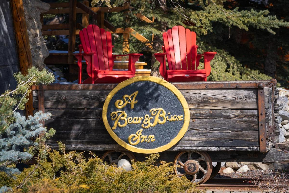 A Bear And Bison Country Inn Канмор Екстериор снимка