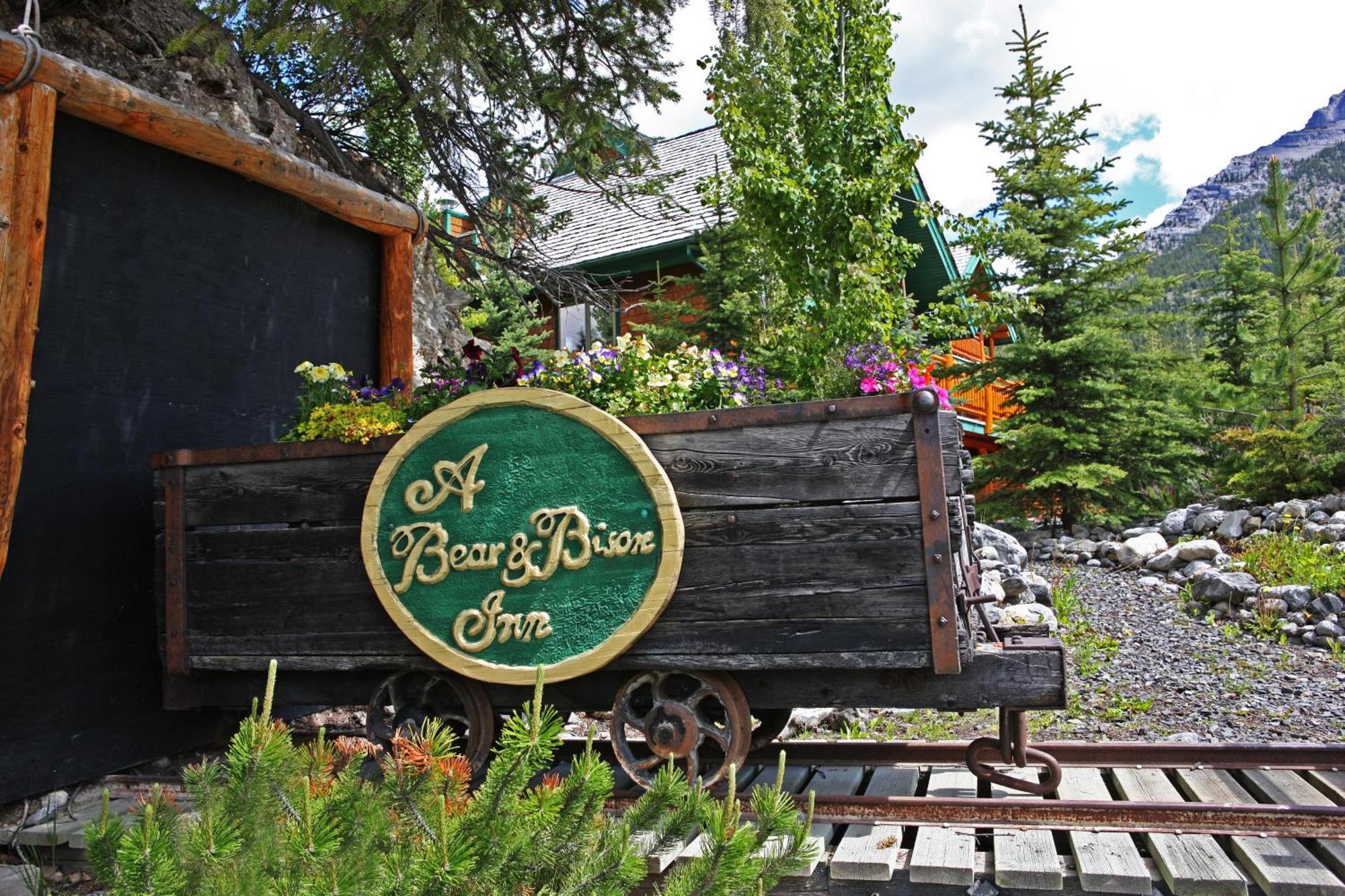 A Bear And Bison Country Inn Канмор Екстериор снимка